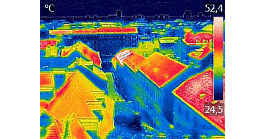 サーモグラフィーで屋根を撮影